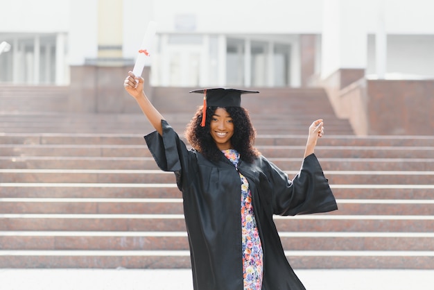 Emocionada mujer afroamericana en su graduación.