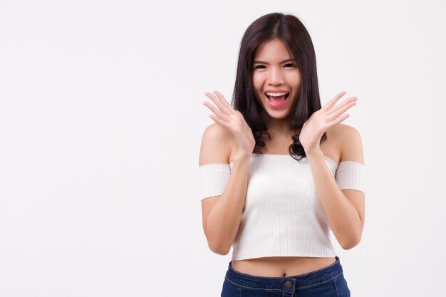 Emocionada mujer asiática feliz gritando en voz alta