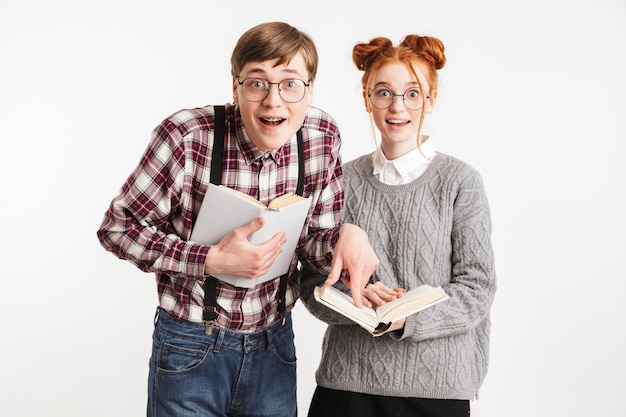 Emocionada pareja de nerds de la escuela