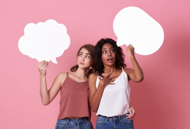 emocionadas mujeres jóvenes con bocadillo en blanco