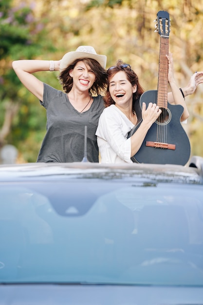 Emocionadas mujeres jóvenes en el maletero del coche