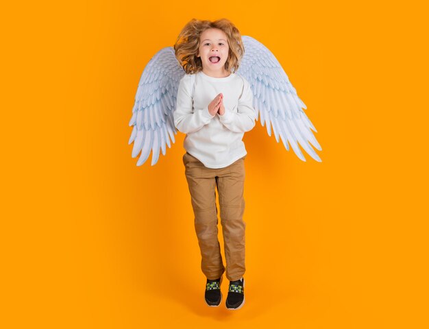 Emocionado angelito salta niños asombrados saltando el día de San Valentín Pequeño ángel cupido niño con alas Retrato de estudio de niño angelical