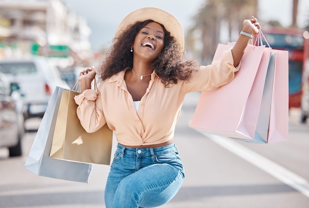 Emocionado bolso de compras de mujer negra y cliente urbano celebran las ventas de marcas de moda de lujo y la elección de regalos del mercado de verano de la tienda del centro comercial de Brasil Retrato joven consumidor feliz y rico de vacaciones