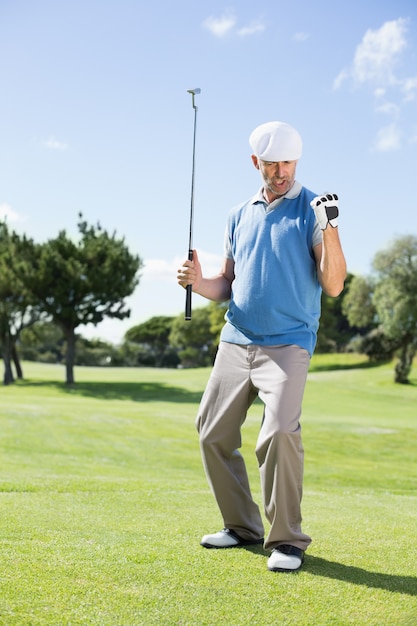 Emocionado golfista animando a poner verde