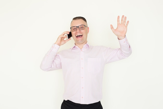 Emocionado hombre emocionado recibiendo buenas noticias mientras habla con un socio comercial en el teléfono