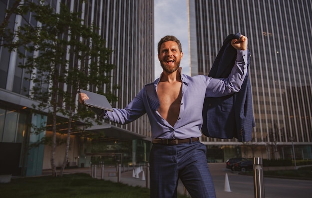 Emocionado hombre de negocios celebrando un final exitoso hacer un trato bailando cerca de la oficina manos levantadas se siente h