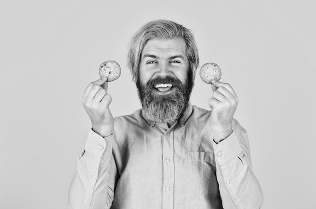 Emocionado hombre sosteniendo galletas barbudo hipster sostener galleta llena de calorías concepto de comida dañina pastelería y postre panadería anuncio hombre en dieta hombre con una galleta en la mano