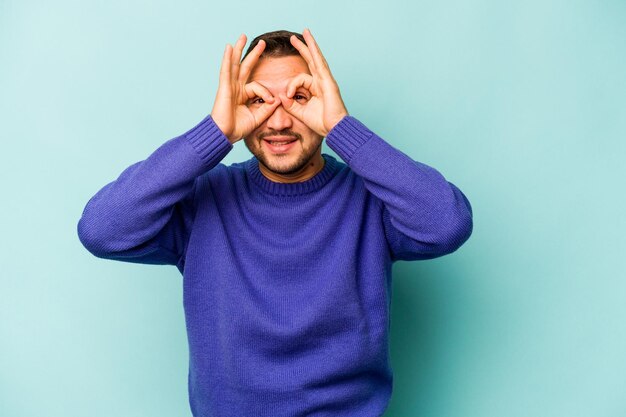 Emocionado manteniendo el gesto correcto en el ojo