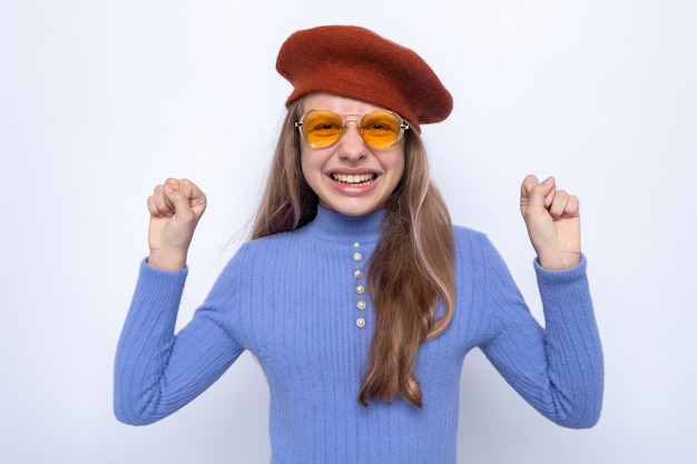 Emocionado mostrando sí gesto hermosa niña con gafas con sombrero aislado en la pared blanca