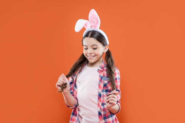 Emocionado por el tiempo de Pascua para la diversión adorable niño usando divertidas orejas de liebre vacaciones de primavera
