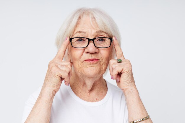 Emocional anciana salud estilo de vida anteojos tratamiento fondo claro