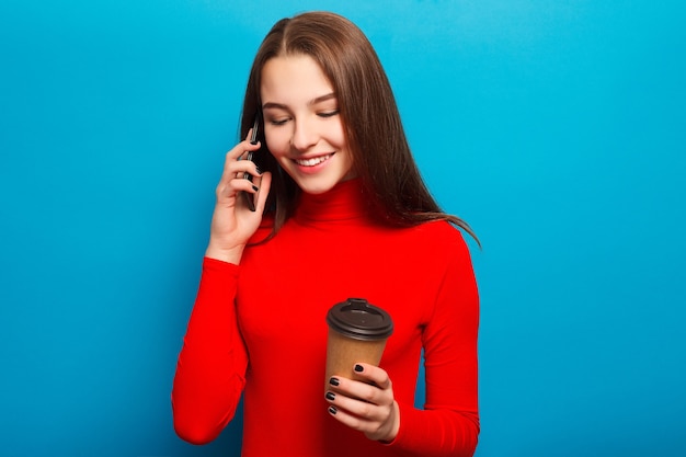 Emocional feliz linda mulher em uma blusa vermelha adorável retrato linda mulher falando telefone