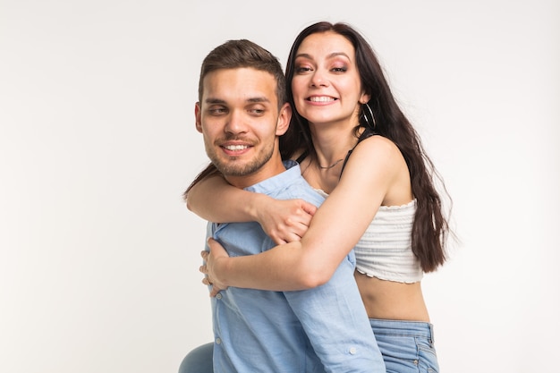 Emocional, história de amor e conceito de pessoas - jovem escalou o cara nas costas e eles felizes e sorriem.