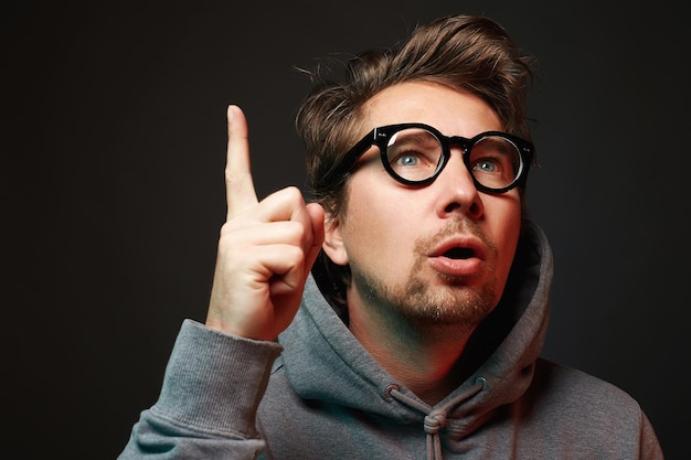 Emocional Hombre con gafas chico gracioso con una buena idea