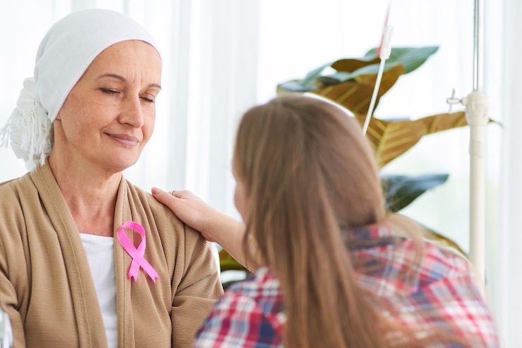 Foto emocional de la joven hija blanca caucásica con esperanza y sonrisa visitando y alentando a apoyar a su madre que lucha con la habitación del hospital de cáncer de mama, campaña de cinta de concienciación sobre el cáncer de mama.