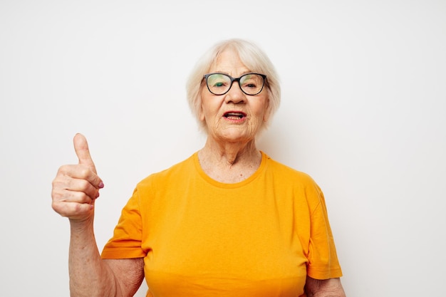 Emocional mulher idosa saúde estilo de vida óculos tratamento isolado fundo