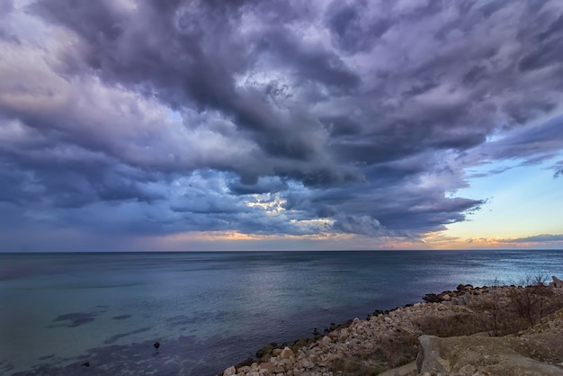 Emocionante paisagem calma com nuvens tempestuosas