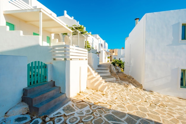 Emocionante vista lateral de hermosos edificios blancos a lo largo de sunshine greek street