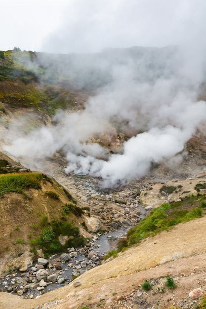 Emocionante vista paisagem vulcânica erupção fumarola atividade agressiva de fontes termais na cratera