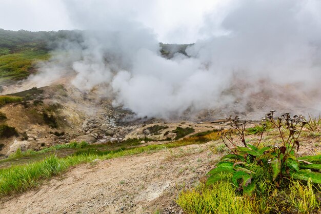 Emocionante vista del paisaje volcánico en erupción fumarola agresiva actividad de aguas termales