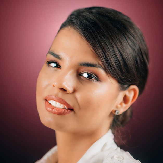 Emociones Amor Cara de una hermosa joven feliz enamorada estudio retrato fondo rosa