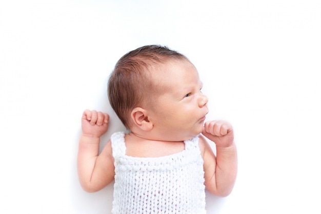 Emociones del bebé recién nacido, en blanco aislado. Cara divertida de un niño, emociones.