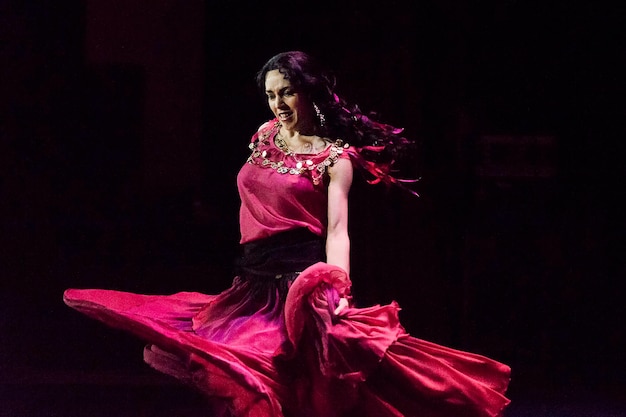 Foto emociones brillantes y fascinantes de las actuaciones de los bailarines de ballet con momentos de las producciones de ballet