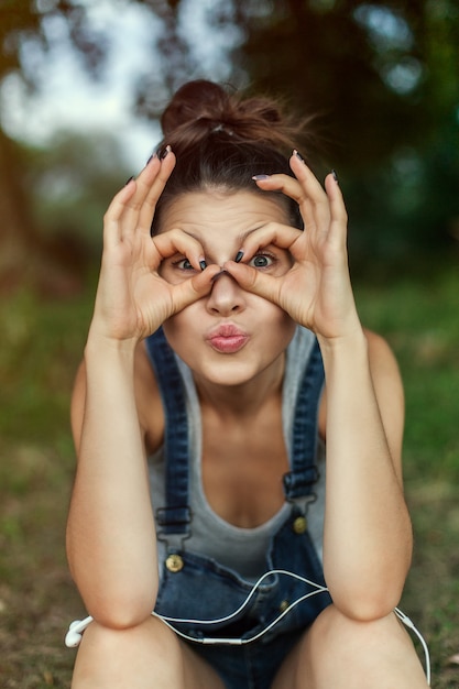 Emociones Estilo de vida. niña hace una mueca