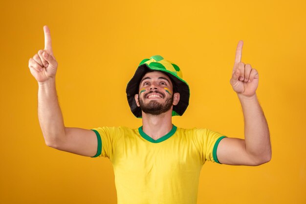 Las emociones de los fanáticos del fútbol brasileño celebran emocionados y felices. El partidario del equipo nacional de fútbol de Brasil está animando.