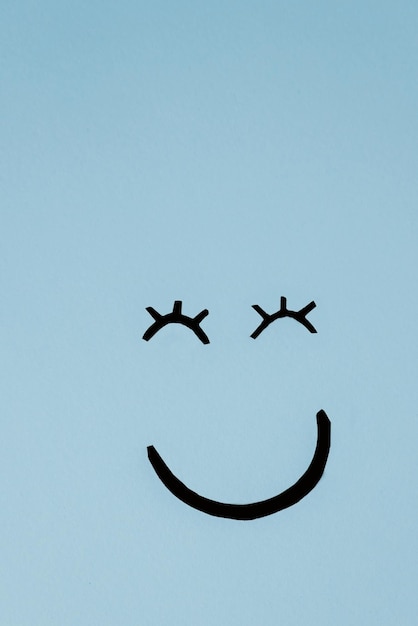 Emociones de felicidad, pensamiento positivo, sonrisas y diversión en un fondo azul.