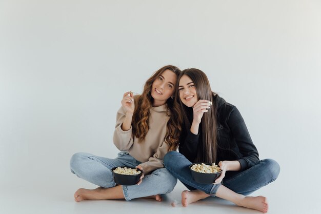 Emociones de la gente en el cine, concepto de estilo de vida. Viendo películas, sosteniendo un cubo de palomitas de maíz