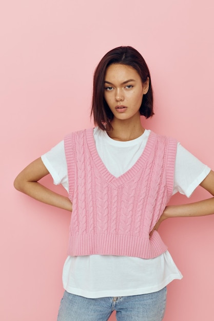 Emociones morenas de pelo corto posando chaleco rosa Estilo de vida inalterado