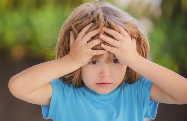 Emociones de los niños. Chico confundido. Negativo, colapso nervioso.