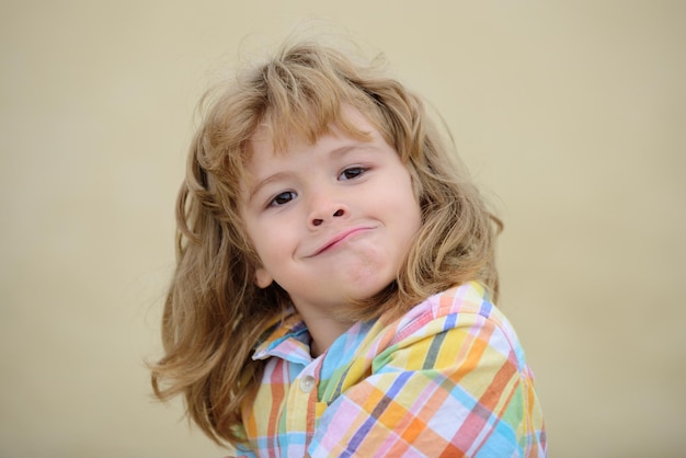 Emociones de los niños. Expresión facial de niño. Cara de niños graciosos. Aislado.