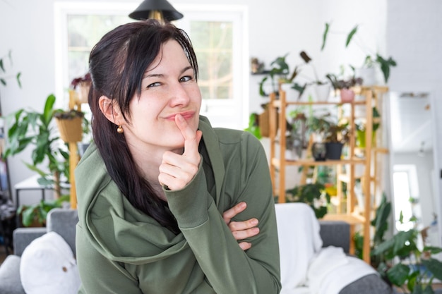 Emociones pensativas de una mujer en su casa en un interior moderno y luminoso con plantas caseras Retrato de un soñador