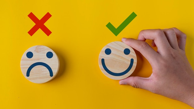 Emociones positivas y negativas Buena y mala experiencia Iconos de emoji felices e infelices Satisfacción del cliente y evaluación del servicio del producto Revisión de comentarios del cliente