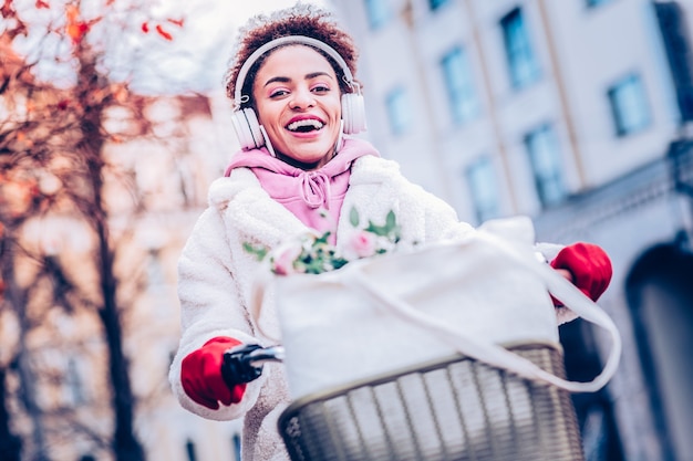 Emociones sinceras. Linda mujer morena sonriendo mientras posa en la cámara