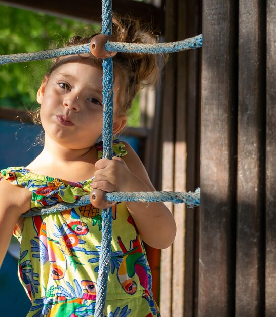 Emociones en el sol Una niña en el patio de recreo