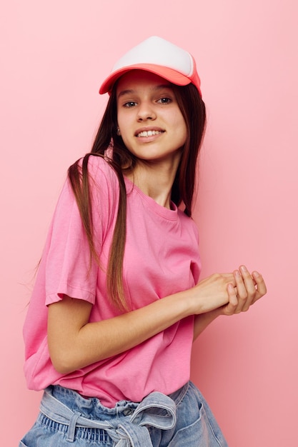 Foto emoções de camiseta rosa de estilo de verão linda jovem