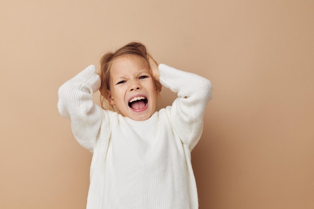 Emoções de estilo infantil muito jovem divertidas fundo isolado