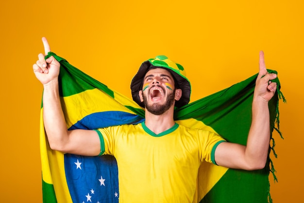 Foto emoções de fãs de futebol brasileiro comemorando feliz animado torcedor da seleção brasileira de futebol está torcendo
