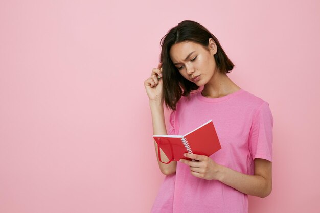 Emoções de jovem posando com o bloco de notas aprendendo estilo de vida inalterado