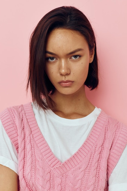 Emoções de jovem posando de colete rosa Estilo de vida inalterado