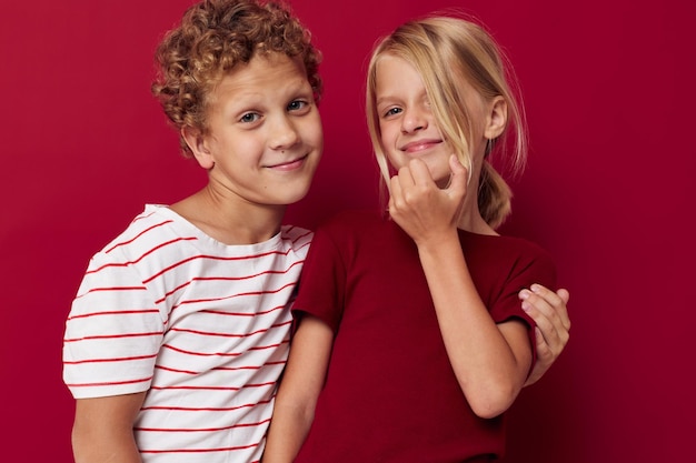 Emoções de menino e menina ficam lado a lado em roupas cotidianas em fundo colorido inalterado