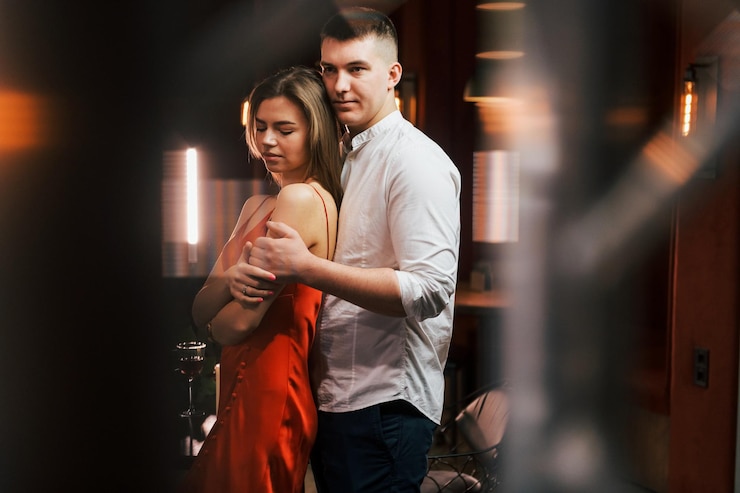 Foto emoções sinceras casal romântico jantando no restaurante