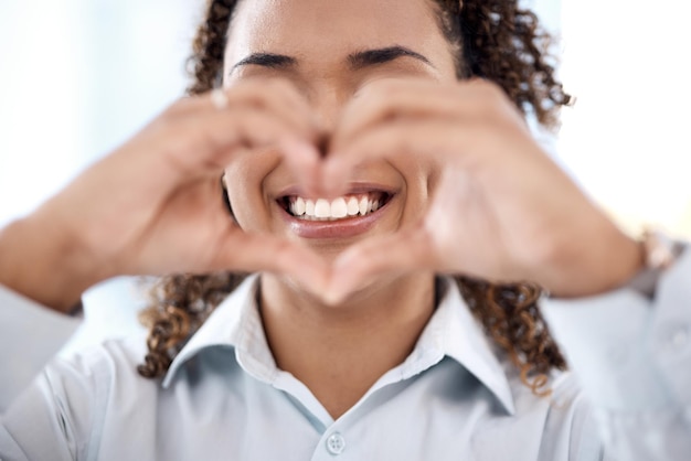 Emoji de mãos e coração de mulher negra para amor, caridade e apoio com sorriso de dentes Rosto feliz de pessoa com forma para cuidar do dia dos namorados e esperança ou sinal de ícone para avaliação, gentileza e feedback
