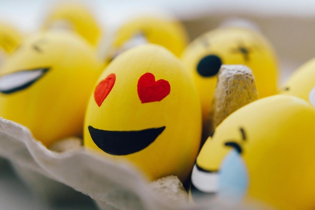 Emoji Smiley amarelo com ovos pintados Foto de estoque