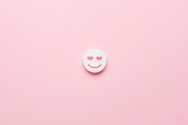 Emoji sorridente em rosa, rede social e conceito de comunicação, vista superior