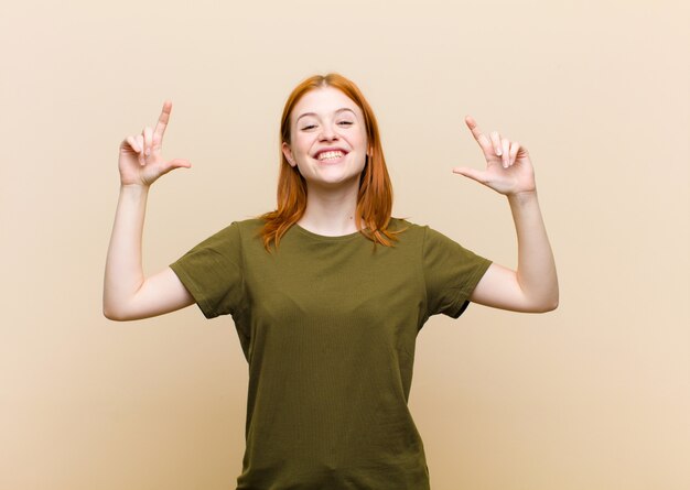 emoldurando ou delineando o próprio sorriso com as duas mãos, parecendo positivo e feliz, conceito de bem-estar