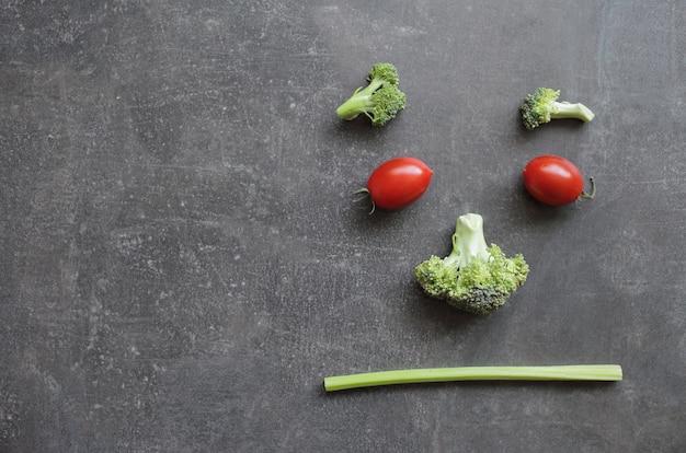 Emoticon disgustado de verduras frescas